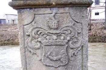 Znak Řeplínských z Berečka na soklu sv. Františka z Assisi sochy jižně od mostu k zámku (© Jan P. Štěpánek, 04/2006)