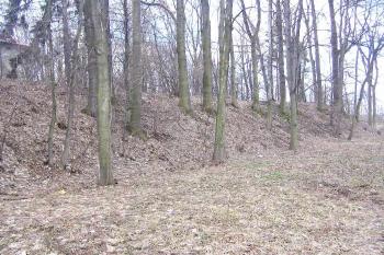 Mohutný zemní val na východě areálu (© Jan P. Štěpánek, 04/2006)