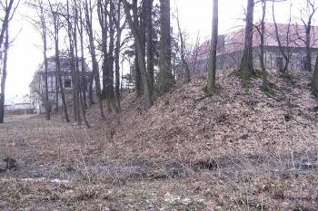 Pohled od severu na východní část mohutného zemního valu s nárožním zemním bastionem (© Jan P. Štěpánek, 04/2006)