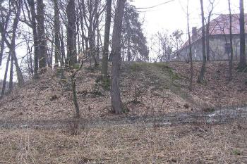 Mohutný zemní bastion v severovýchodním nároží areálu zámků (© Jan P. Štěpánek, 04/2006)