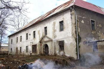 Jižní, vstupní fronta Starého zámku s klasicistním vstupním portálem. (© Jan P. Štěpánek, 04/2006)