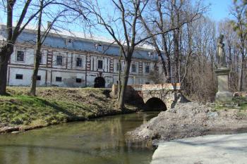 Pohled od říčky na čelní stranu Nového zámku ( © Miroslav BITTER 04/2008)