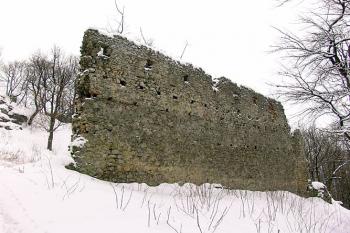 Čelní hradba v předhradí ( © Roman Řezáč 02/2005)