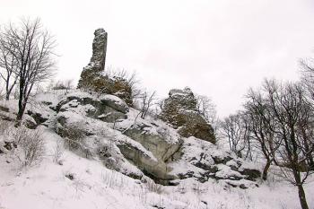 Jádro hradu na skalnaté vyvýšenině ( © Roman Řezáč 02/2005)
