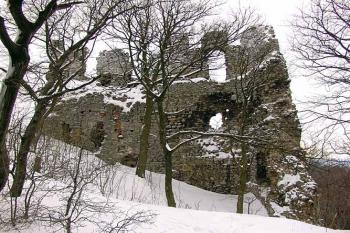 Zbytky paláce jádra ( © Roman Řezáč 02/2005)