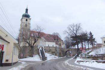 Pohled na kostel s jeho opevněním a mostem, který ho spojuje s farou ( © Roman Řezáč 02/2005)