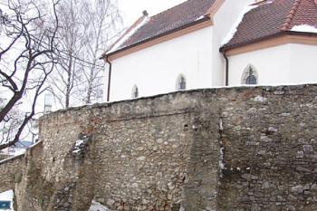 Hradby kostela s mohutnými opěráky ( © Roman Řezáč 02/2005)