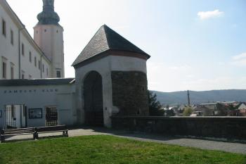 jedna z půlkruhových bašt na západě (© D Dohňanský, 04/2016)