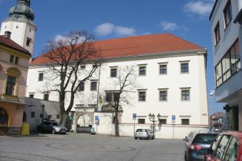 jižní strana zámku (© D Dohňanský, 04/2016)