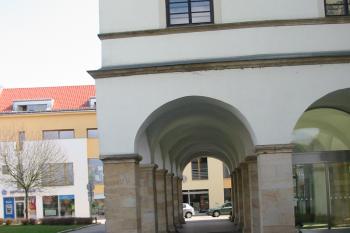 průjezd u sev.vstupu (© D Dohňanský, 04/2016)