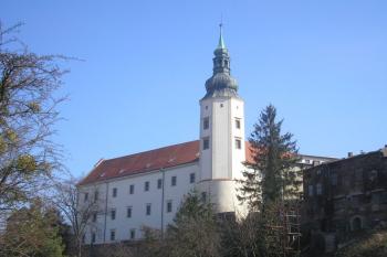 pohled na zámek od východu od řeky Veličky ( © Ondřej Štěpánek 03/2007)