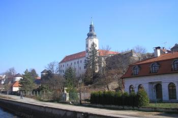 pohled na zámek s opevněním od východu od řeky Veličky ( © Ondřej Štěpánek 03/2007)