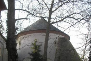 kruhová bašta v opevnění něsta ( © Ondřej Štěpánek 03/2007)