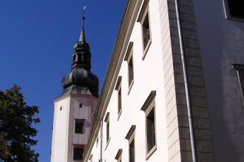 jižní fronta zámku s věží a hlavním vstupem ( © Jan P. Štěpánek 10/2007)