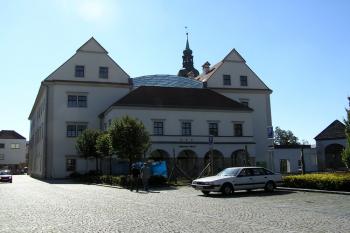 severní fronta zámku ( © Jan P. Štěpánek 10/2007)