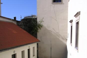 Prostor bývalého příkopu mezi zámkem a městem ( © Jan P. Štěpánek 10/2007)