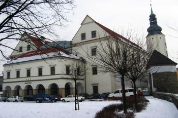 pohled na zámek od severu ( © Tomáš Raška 02/2005)
