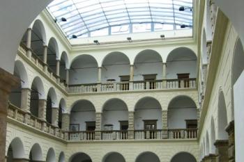 nádvoří zámku ( © Tomáš Raška 02/2005)