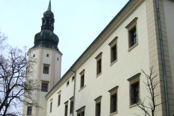 vstupní, jižní fronta zámku ( © Tomáš Raška 02/2005)
