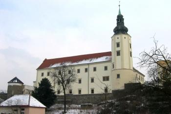 zámek od západu ( © Tomáš Raška 02/2005)