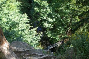 Pohled na přístupovou lávku pod hradem (© Marek Reimann, 07/2016)