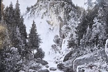 Historická kresba z poloviny 19. století od jjv., po proudu řeky Doubravy, na skalní masiv hradu Sokolov (© infocedule na místě hradu)