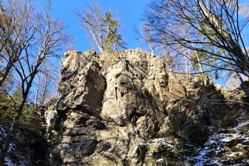 Celkový pohled od jihovýchodu na skalisko nesoucí na svém vrcholu plochu jádra hradu (© Jan P. Štěpánek  01/2025)