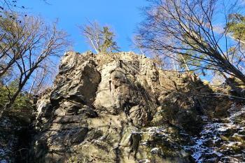 Skalisko s jádrem hradu od jihovýchodu (© Jan P. Štěpánek  01/2025)