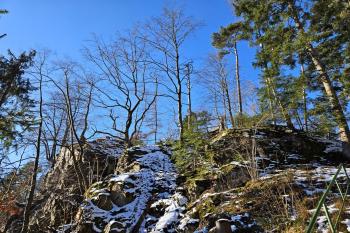 Skalnatý pahorek jádra hradu od východu (© Jan P. Štěpánek  01/2025)