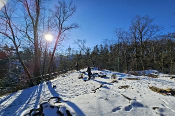 Jižní polovina plochy jádra hradu (© Jan P. Štěpánek  01/2025)
