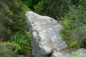 Sokolohrady - špice skalního hřebínku z výše čnícího do údolí Doubravy (© Pavel Jarý, 09.05.2009)