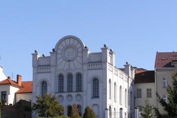 celkový pohled na synagogu na hradbách ( © Jan P. Štěpánek 10/2007)