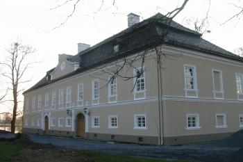 zámek od jz. (© D Dohňanský, 04/2015)