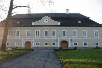 čelní ,záp.strana zámku (© D Dohňanský, 04/2015)
