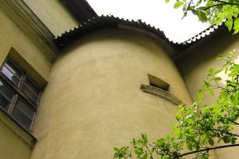 Bývalá hlásná věžice původní jesenické tvrze zakomponovaná do hmoty zámku (© Jan P. Štěpánek 06/2006)