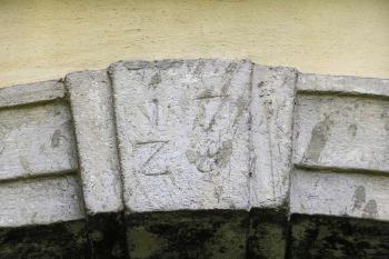 Detail letopočtu 1779 na ostění jednoho ze vstupů do zámku (© Jan P. Štěpánek 06/2006)