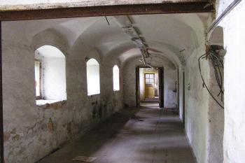 jedna z klenutých místností v přízemí zámku (© Jan P. Štěpánek 06/2006)