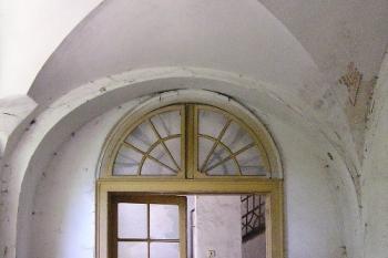 Dochované původní dveře ve vstupní hale zámku (© Jan P. Štěpánek 06/2006)