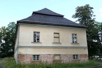 kratší průčelí zámku ( © Jan P. Štěpánek 08/2009)