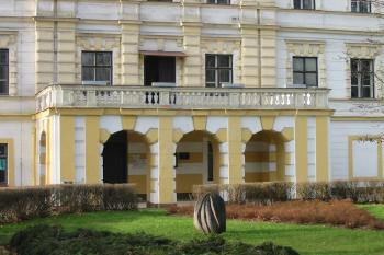 část hlavního zámeckého průčelí s  terasou (© D Dohňanský, 12/2014)