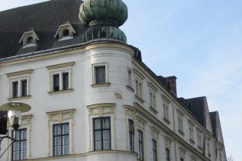 rohový arkýř,procházející přes tři patra,pro někoho věž ,zakončená cibulovitou věžičkou (© D Dohňanský, 12/2014)