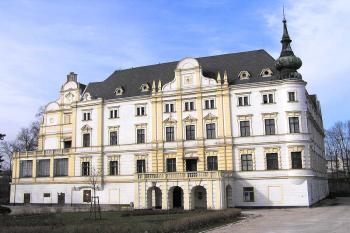 Čelní pohled na zámek z prostoru bývalého zbořeného hospodářského dvora. ( © Jan P. Štěpánek 04/2006)