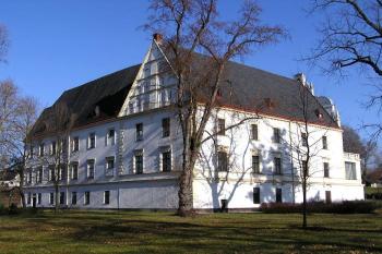 zámek od jihozápadu ( © Jan P. Štěpánek 02/2008)