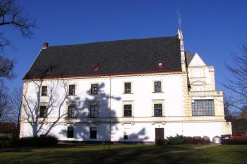 pohled na jižní křídlo zámku ( © Jan P. Štěpánek 02/2008)