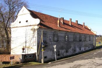 pozůstatek objektu bývalého zámeckého dvora ( © Jan P. Štěpánek 02/2008)