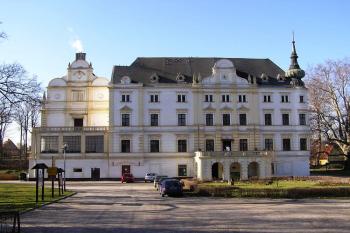 hlavní, východní průčelí zámku ( © Jan P. Štěpánek 02/2008)