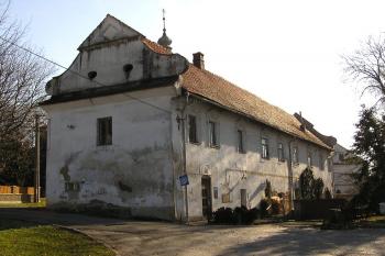objekt bývalého zámeckého dvora ( © Jan P. Štěpánek 02/2008)