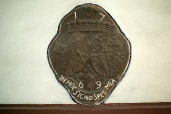 Pískovcový znak Marie Quidebaldiny Barigity hraběnky Taffeové z Canallu, rozené Chotkové, z roku 1769, zazděný po pravé straně vstupní chodby zámku ( © Miroslav BITTER 01/2008)