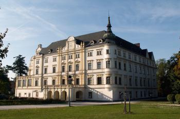 Celkový pohled na zámek Bartošovice ( © Miroslav BITTER 07/2007)