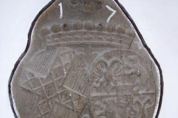 detail pískovcového erbu hraběnky Marie Quidebaldiny Brigity Taafeové z Canalu, rozené Chotkové s letopočtem 1769 ( © Jan P. Štěpánek 02/2008)